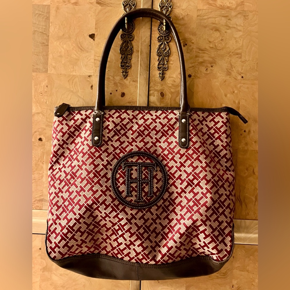 Tommy Hilfiger Tote Bag Zipper Closure